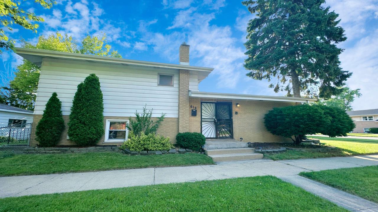 619 E 152nd St., Dolton, IL 60419