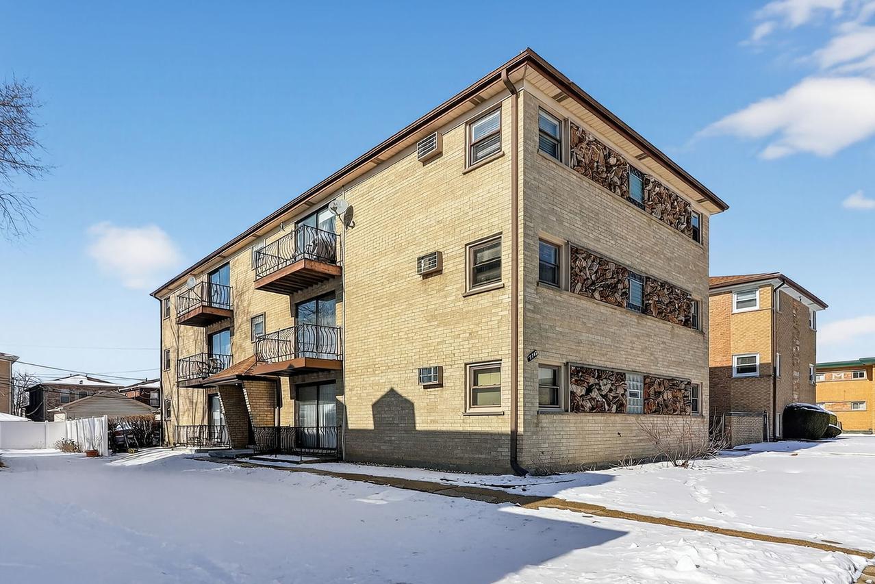 2742 N 73rd Ct. #2E, Elmwood Park, IL 60707