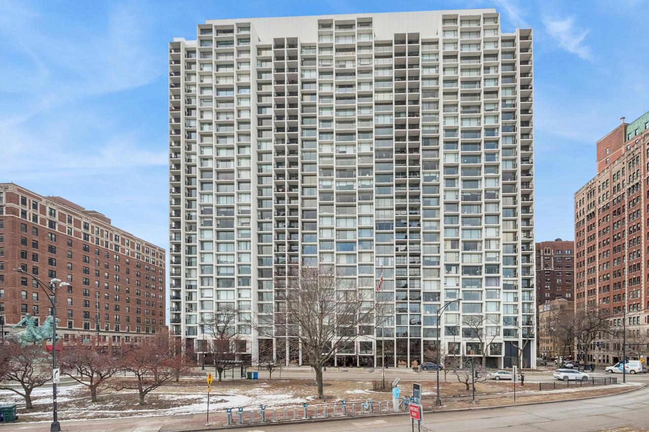 3200 N Lake Shore Dr. #2701, Chicago, IL 60657