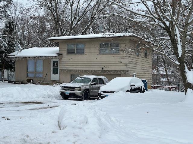 101 Castlewood Dr., Carpentersville, IL 60110