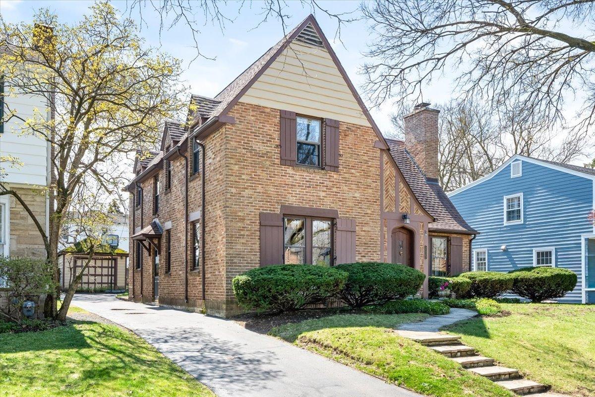 2025 Thornwood Ave., Wilmette, IL 60091