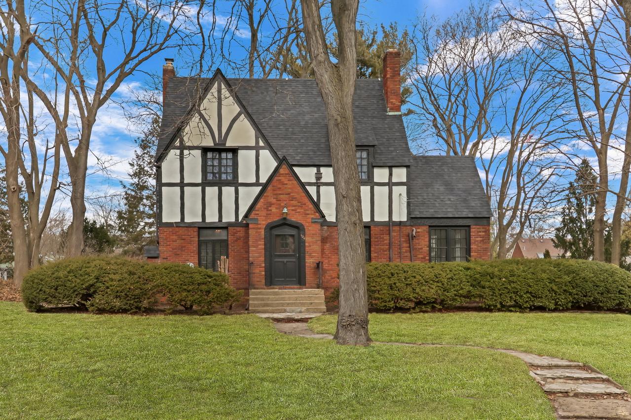 526 W Jackson St., Woodstock, IL 60098