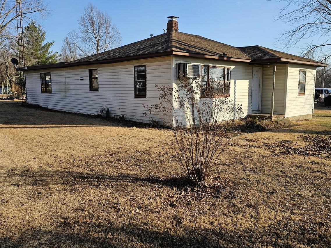 607 S Broadway, Waltonville, IL 62894