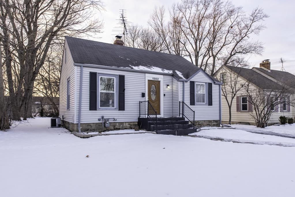 1902 N Ash St., Waukegan, IL 60087