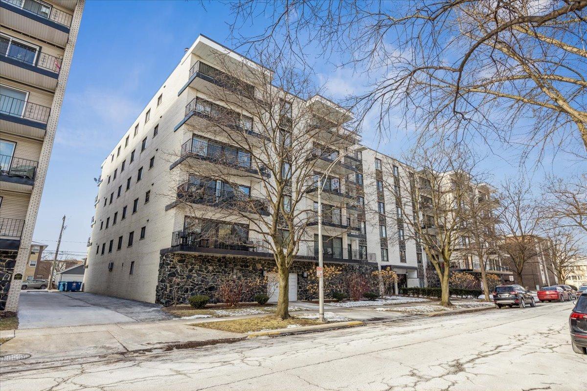 211 Elgin Ave. #2E, Forest Park, IL 60130