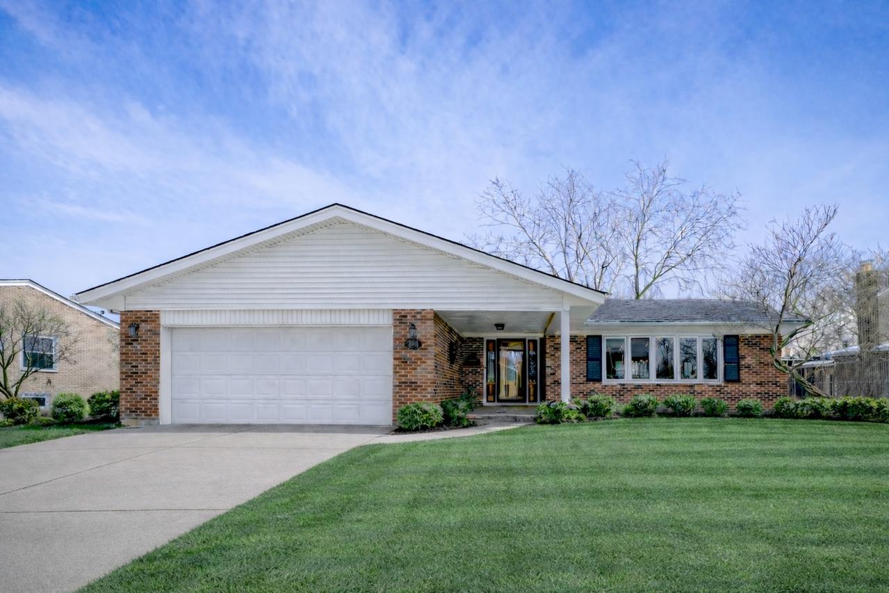 2011 E Robinhood Ln., Arlington Heights, IL 60004