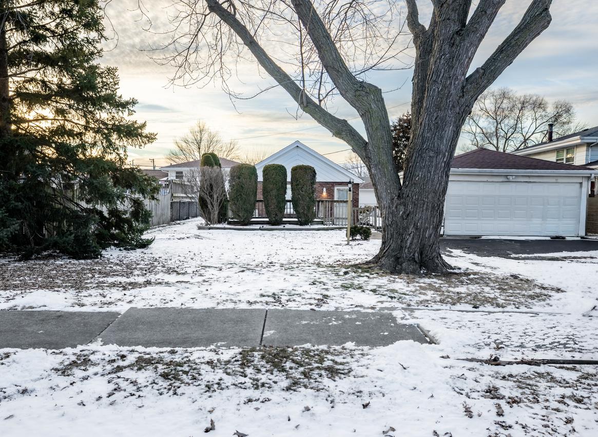 9170 Crescent Ct., Oak Lawn, IL 60453
