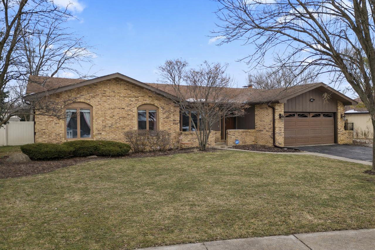 810 Glen Crest Dr., Glen Ellyn, IL 60137