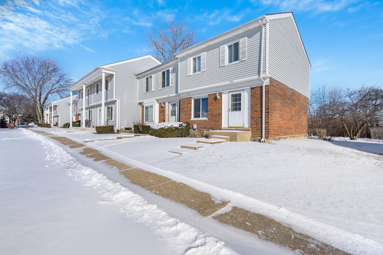 451 Yorkshire Sq., Bolingbrook, IL 60440