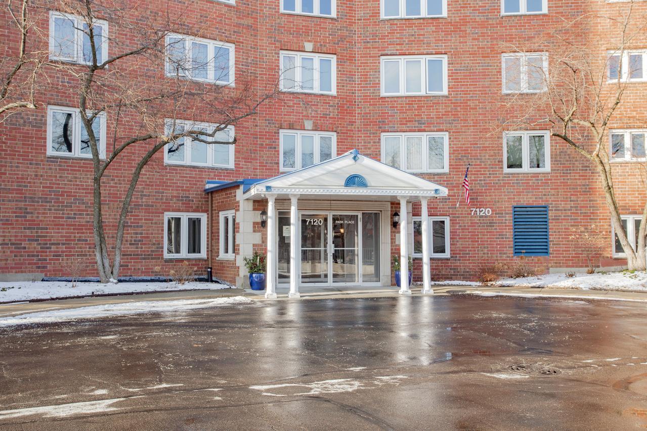 7120 N Milwaukee Ave. #706, Niles, IL 60714