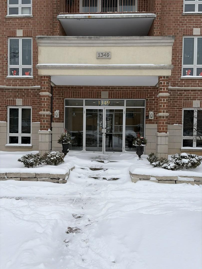 1349 E Washington St. #404, Des Plaines, IL 60016