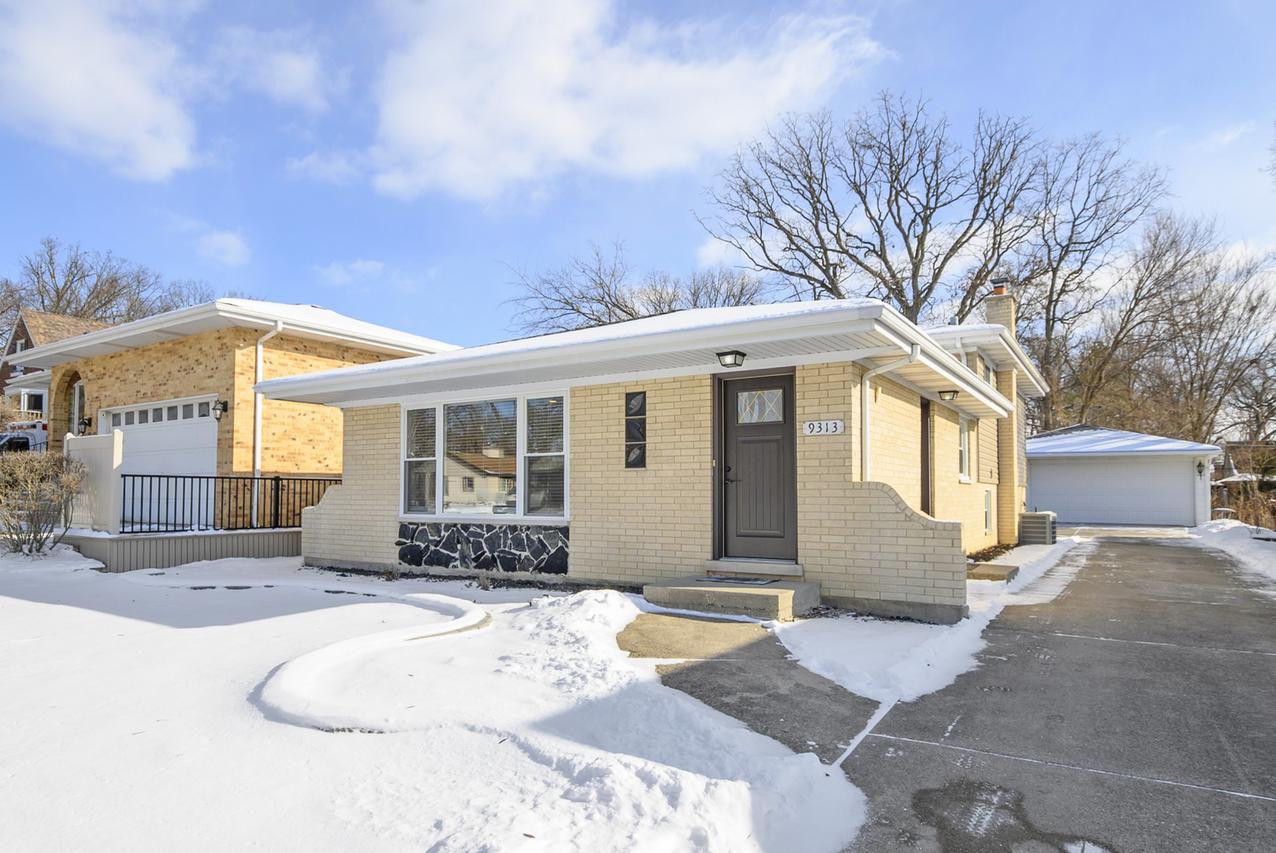 9313 S 82nd Ct., Hickory Hills, IL 60457