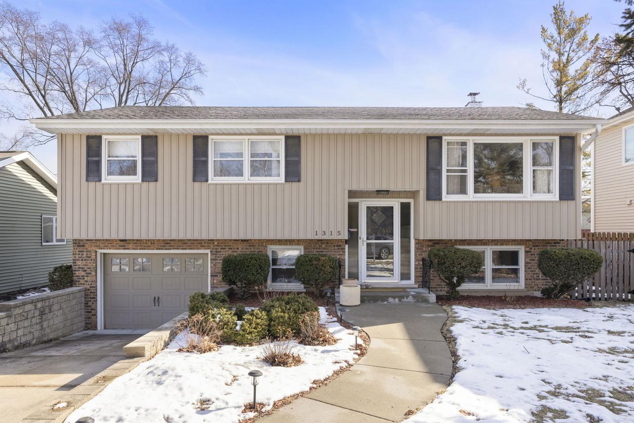 1315 Underwood Ter., Wheaton, IL 60189