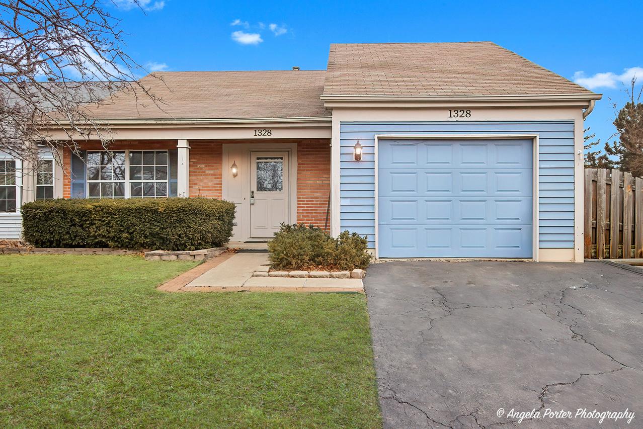 1328 Spalding Dr., Mundelein, IL 60060