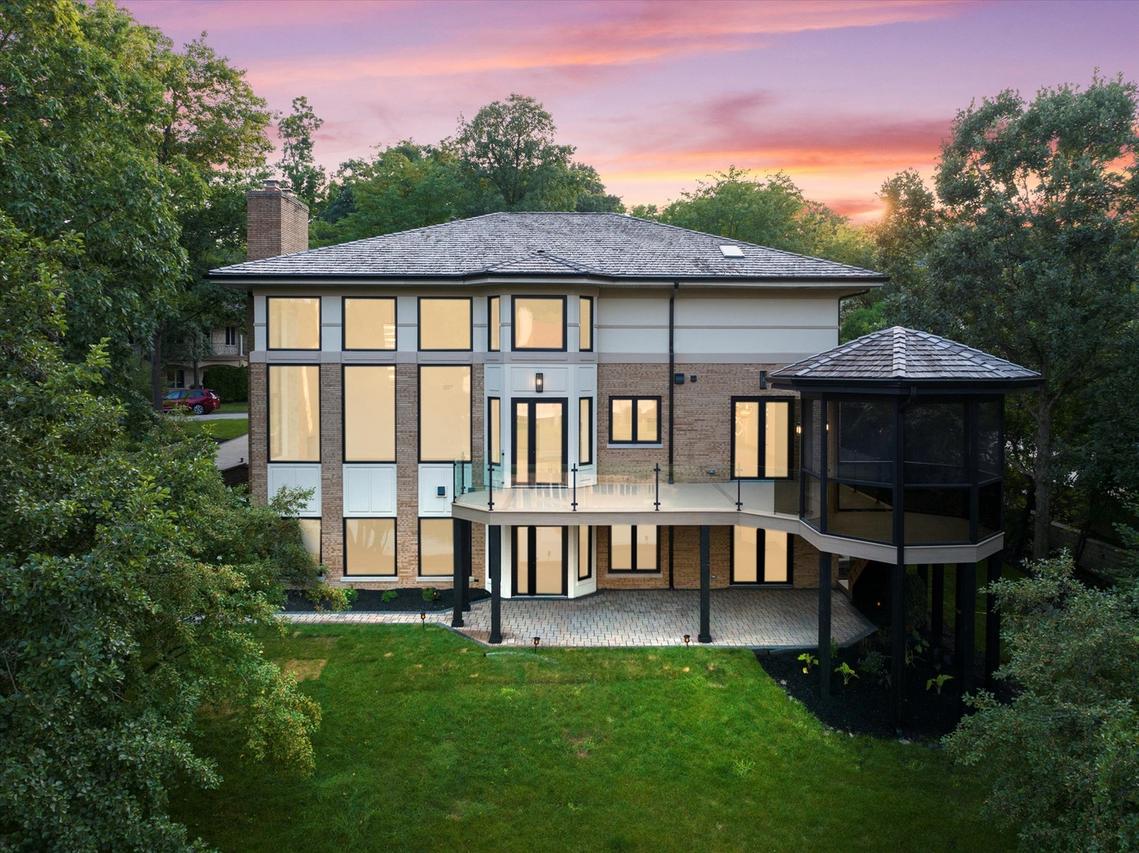 9427 Falling Waters Dr., Burr Ridge, IL 60527