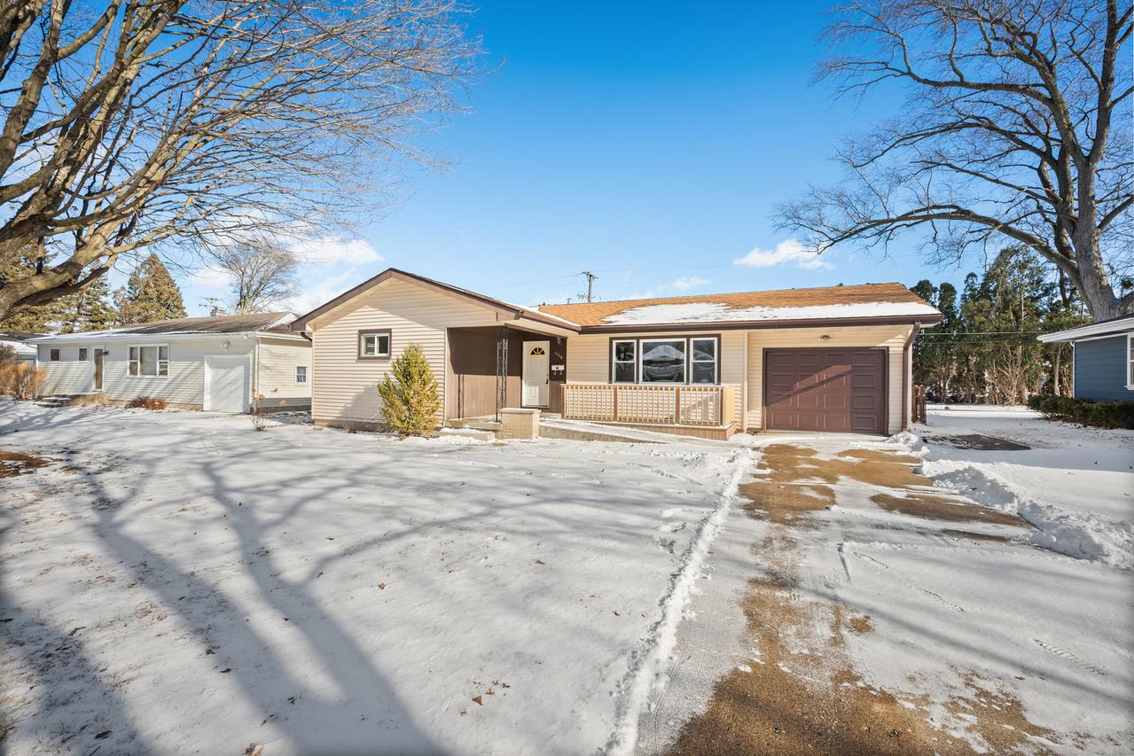 1118 Holmes Pl., Dekalb, IL 60115