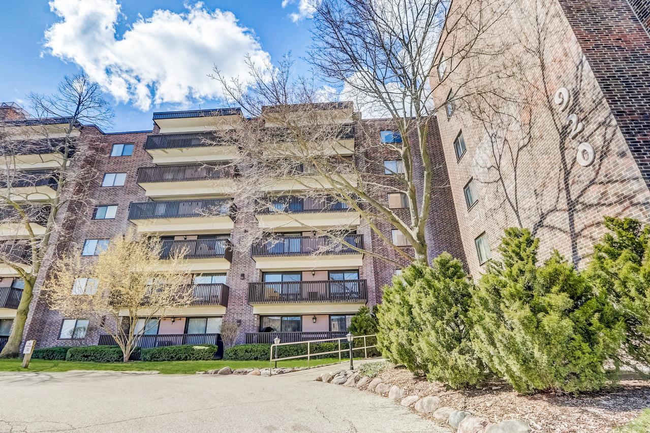 920 Vose Dr. #106, Gurnee, IL 60031