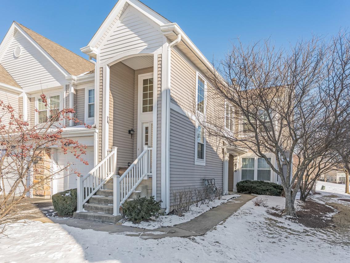 876 Brompton Ct., Carol Stream, IL 60188