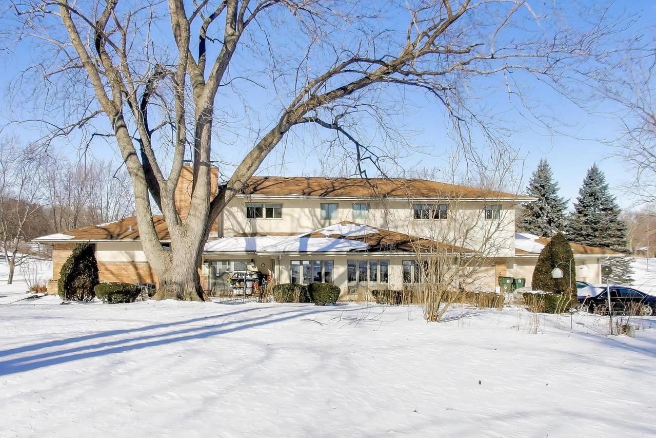 926 Braeburn Rd., Inverness, IL 60067