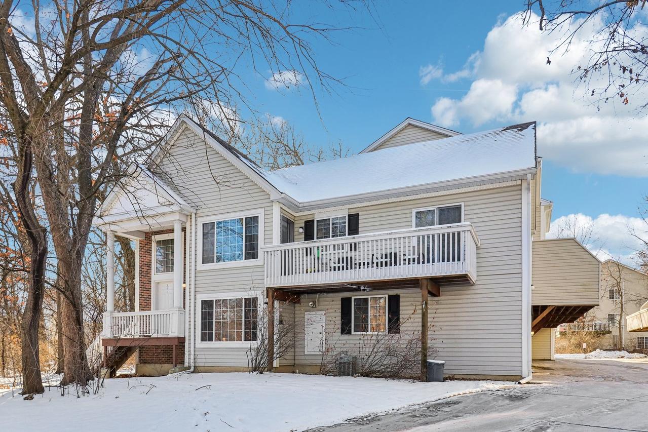 241 W Whispering Oaks Ln., Round Lake, IL 60073