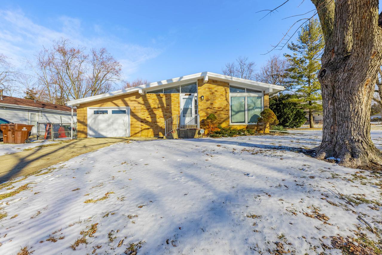 4120 Greenbrier Ln., Richton Park, IL 60471