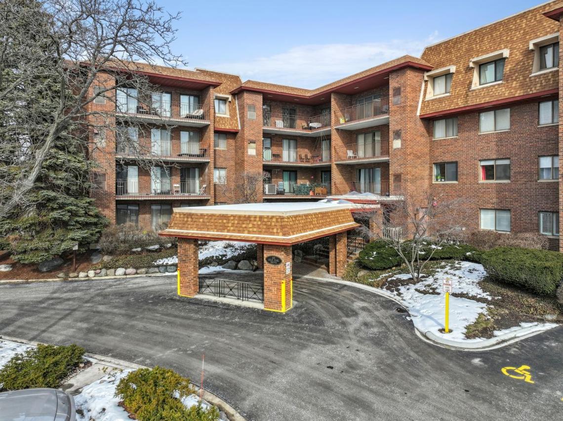 101 Old Oak Dr. #216, Buffalo Grove, IL 60089