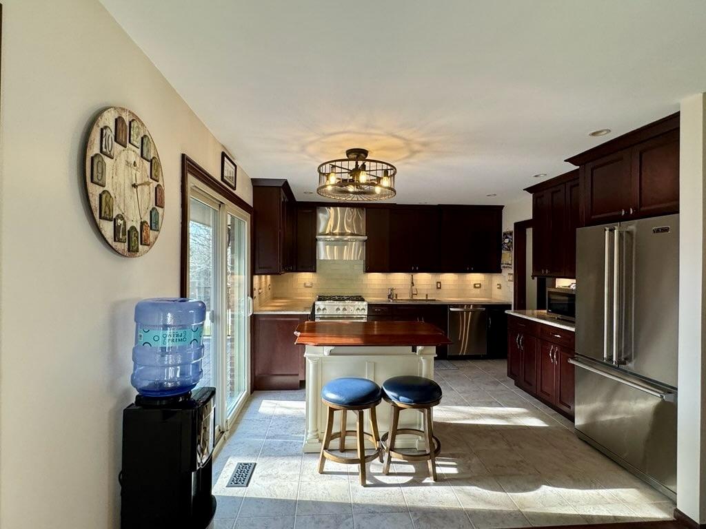 724 Ridge Rd., Lemont, IL 60439