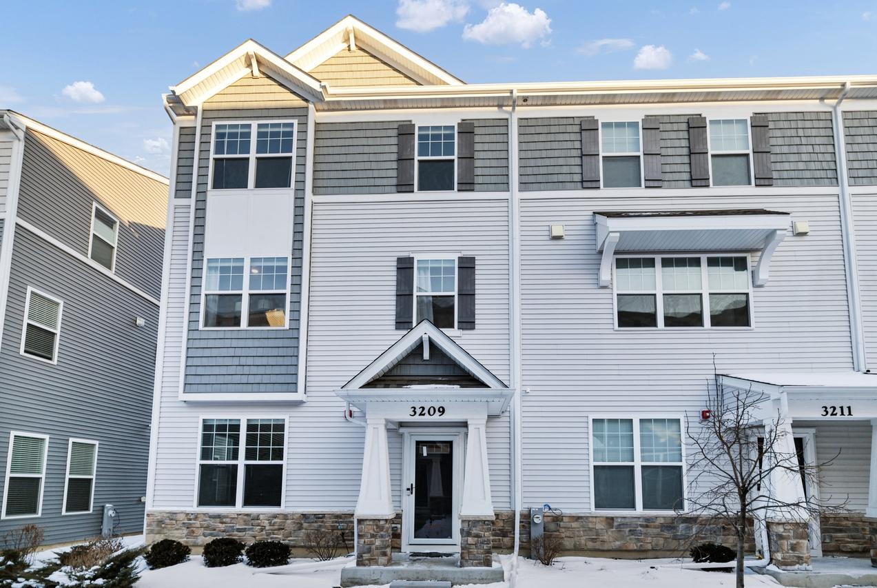 3209 Trillium Cir., Rolling Meadows, IL 60008