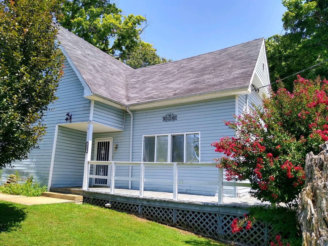 125 Central Hill Rd., Grantsburg, IL 62943