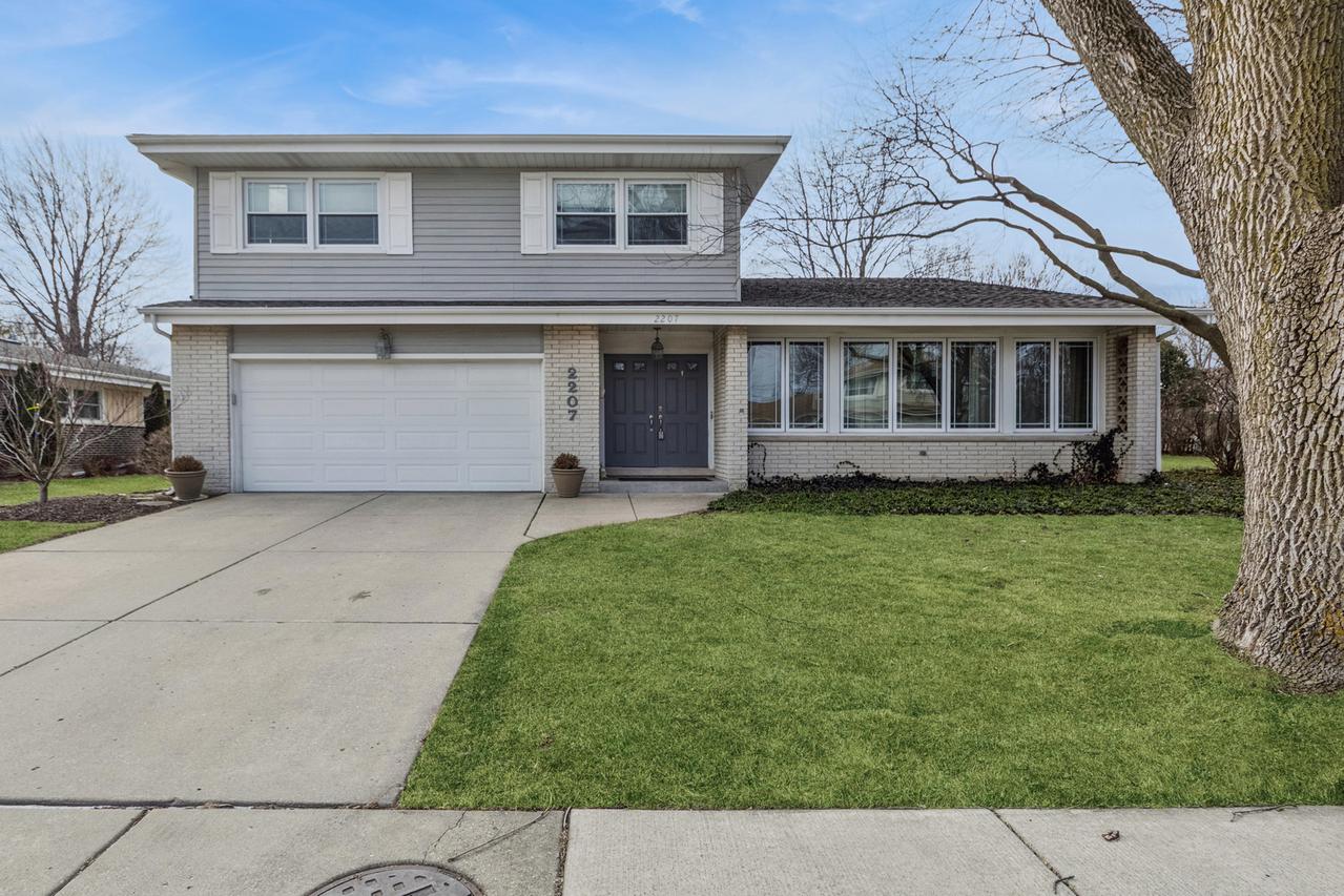 2207 E Michael Manor Ln., Arlington Heights, IL 60004