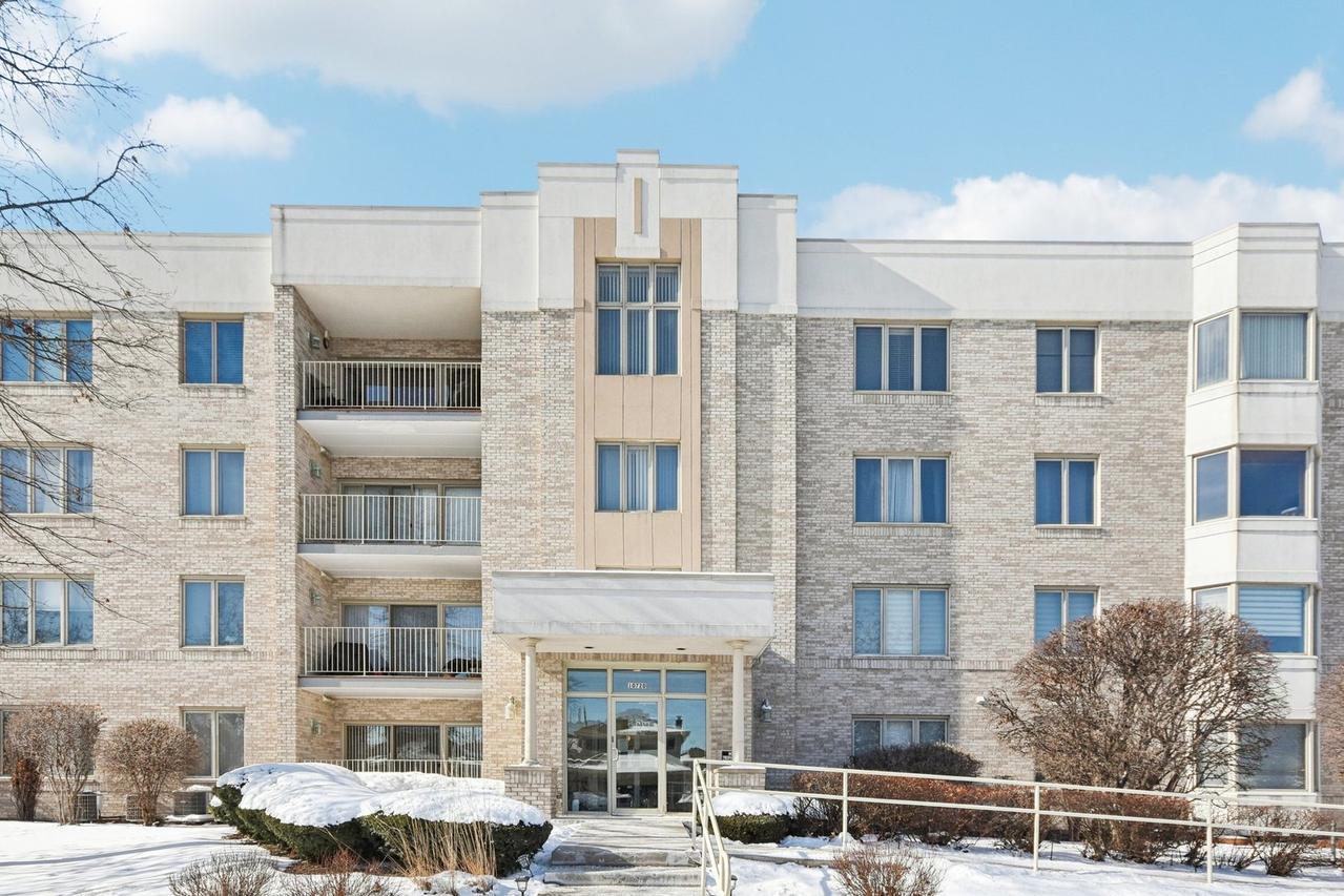 10720 S Washington St. #406, Oak Lawn, IL 60453