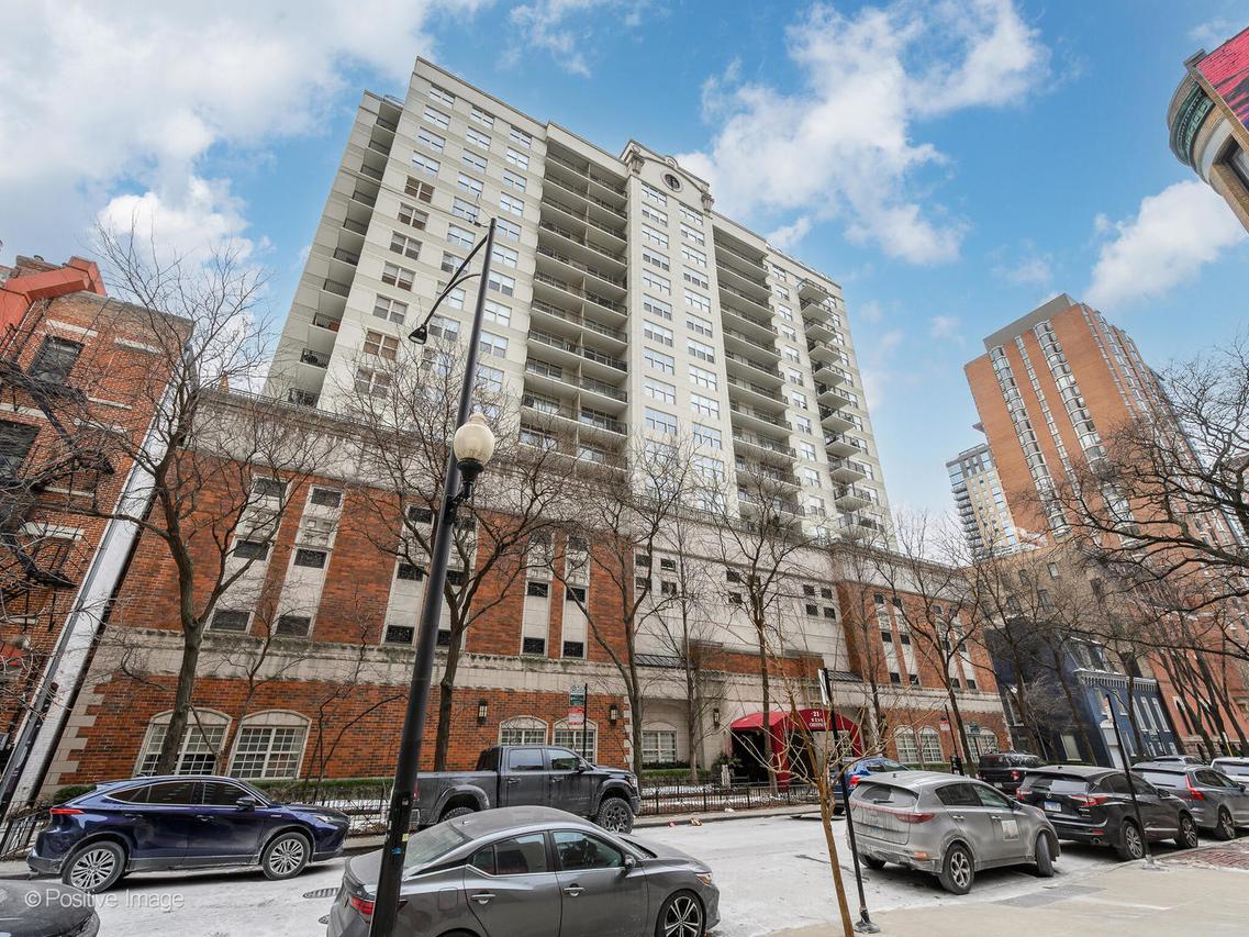 21 W Chestnut St. #1202, Chicago, IL 60610
