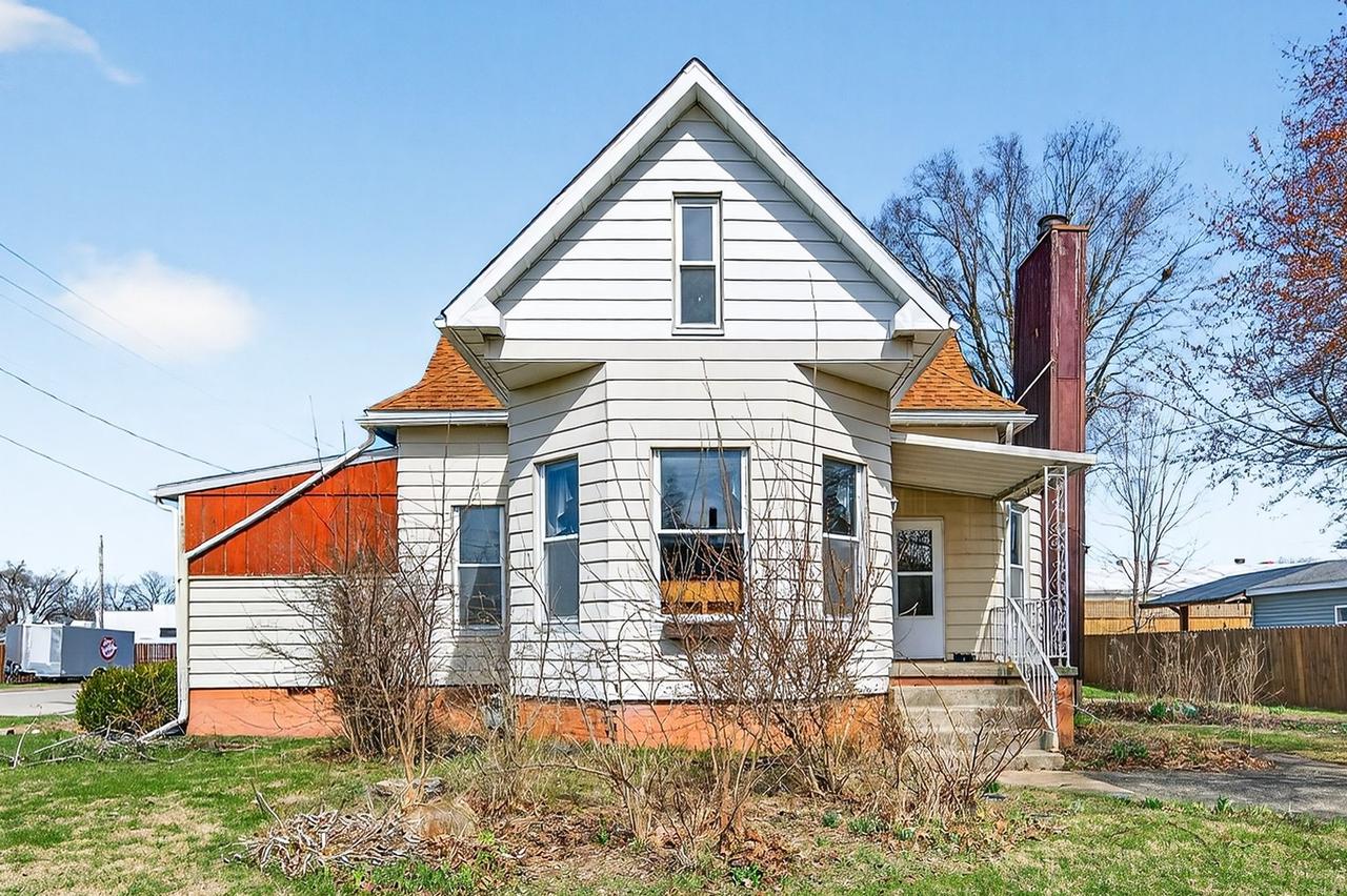 906 Peoria St., Lincoln, IL 62656