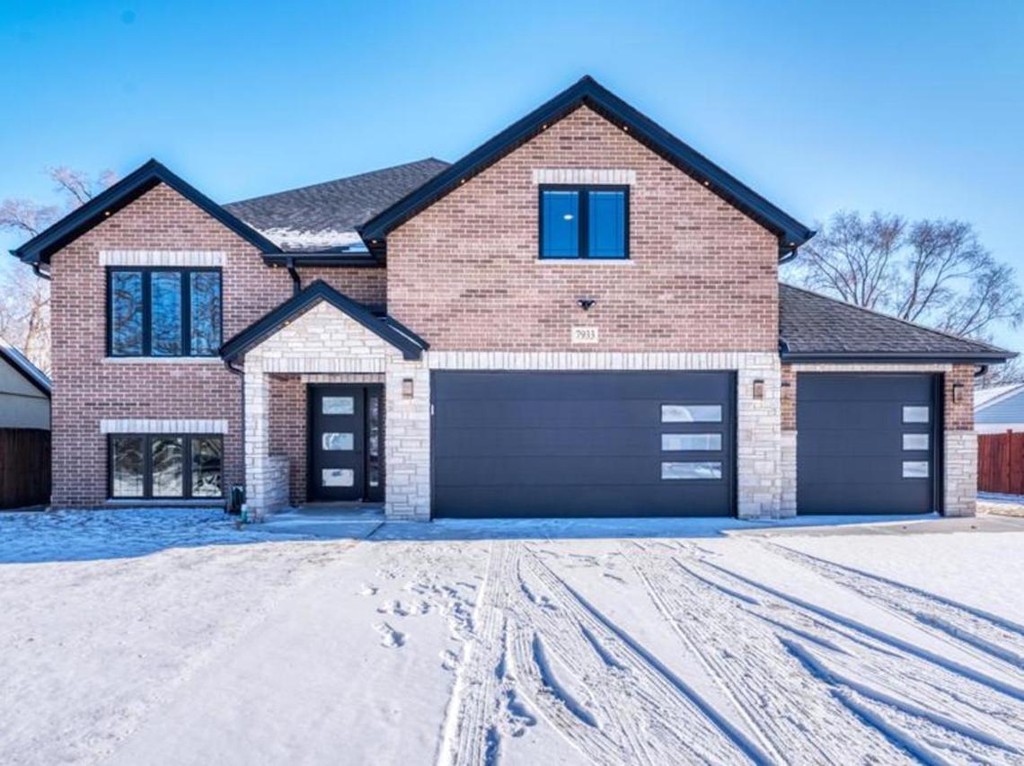 7933 Lotus Ave., Burbank, IL 60459