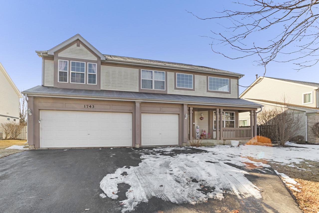 1743 Newbridge Cir., Elgin, IL 60123