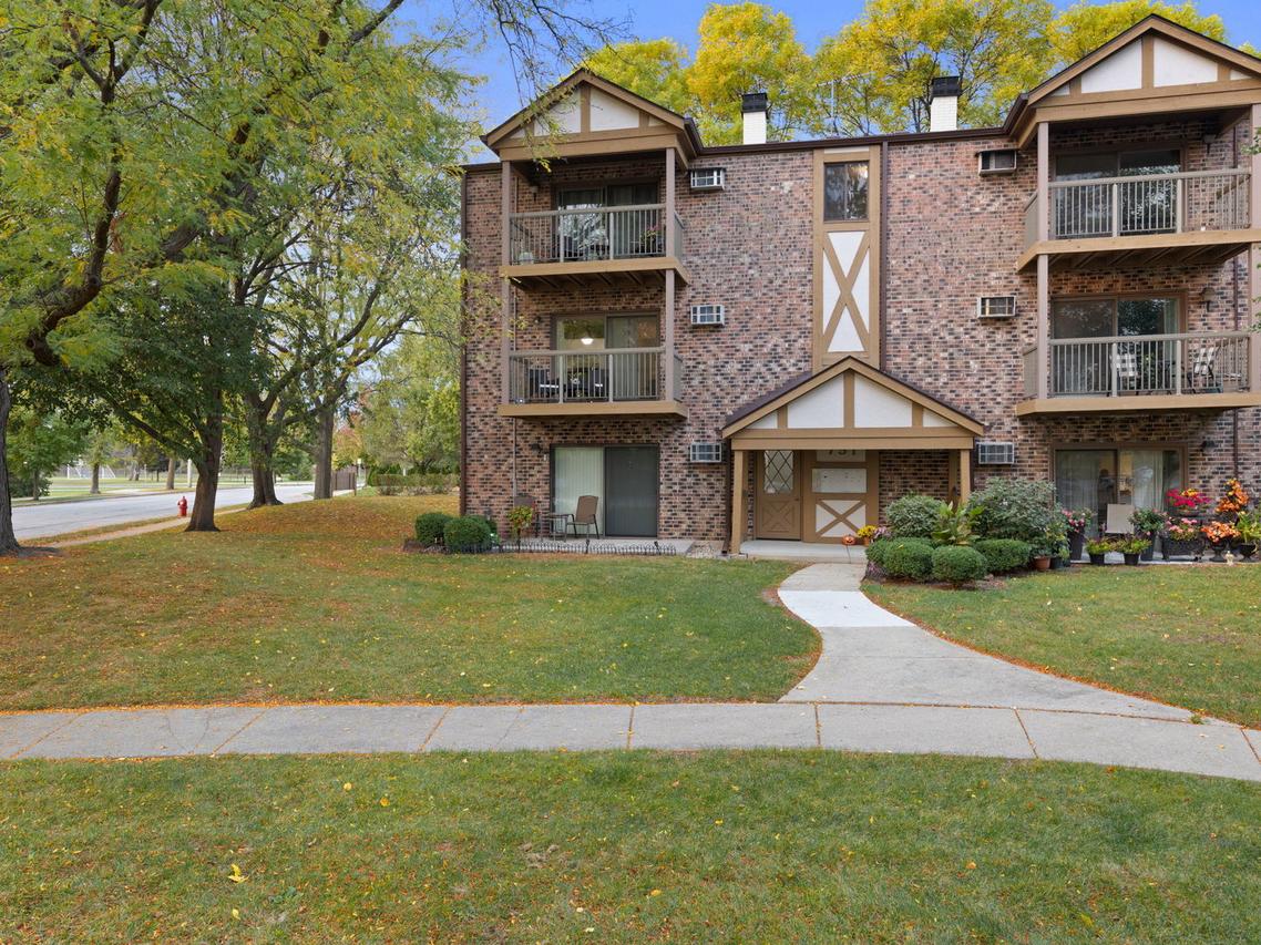 751 S Dwyer Ave. #F, Arlington Heights, IL 60005
