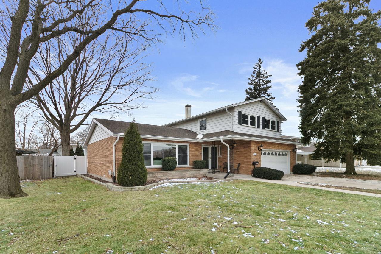 9212 S Komensky Ave., Oak Lawn, IL 60453