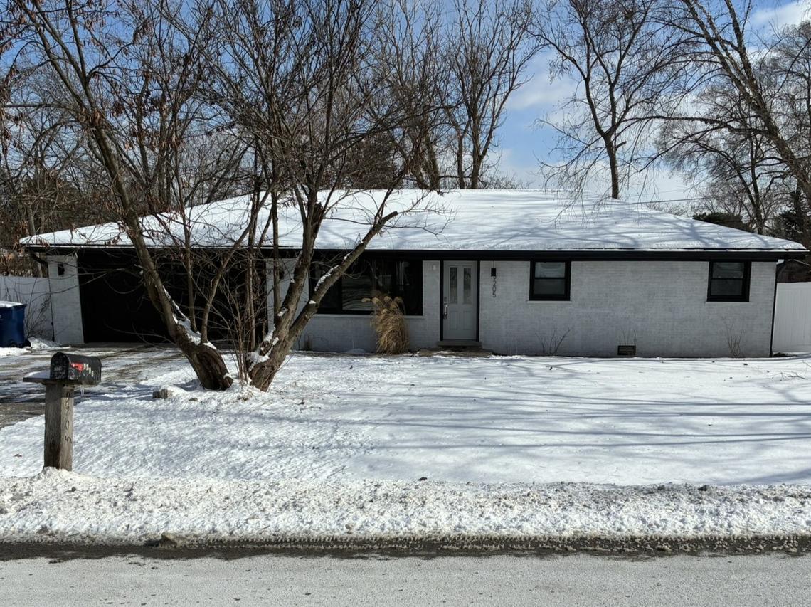 9205 S 84th Ct., Hickory Hills, IL 60457