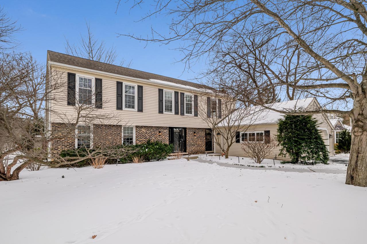 41 Canterbury Rd., Lincolnshire, IL 60069