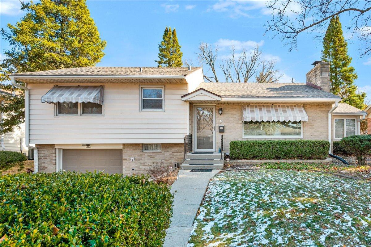 9 Ethell Pkwy., Bloomington, IL 61701