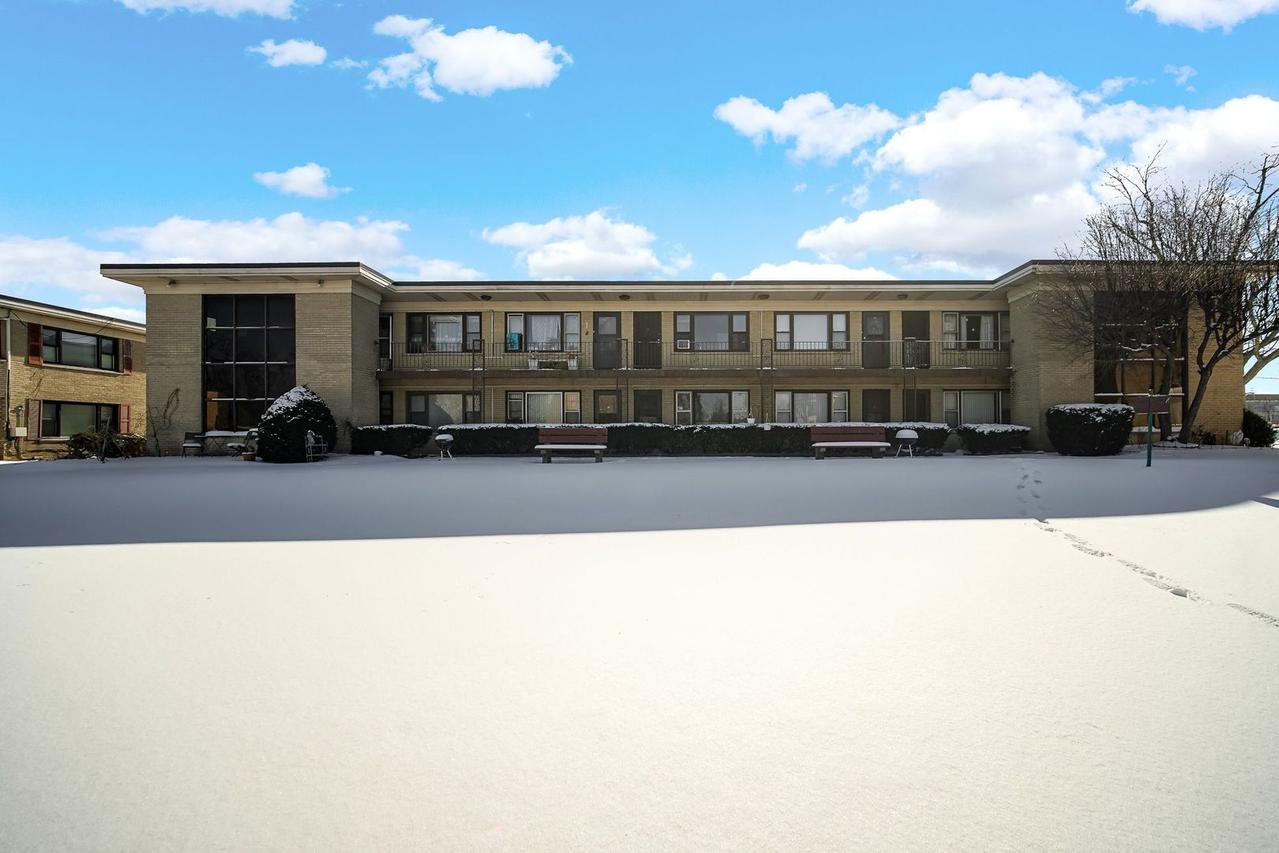 12 King Arthur Ct. #11, Northlake, IL 60164