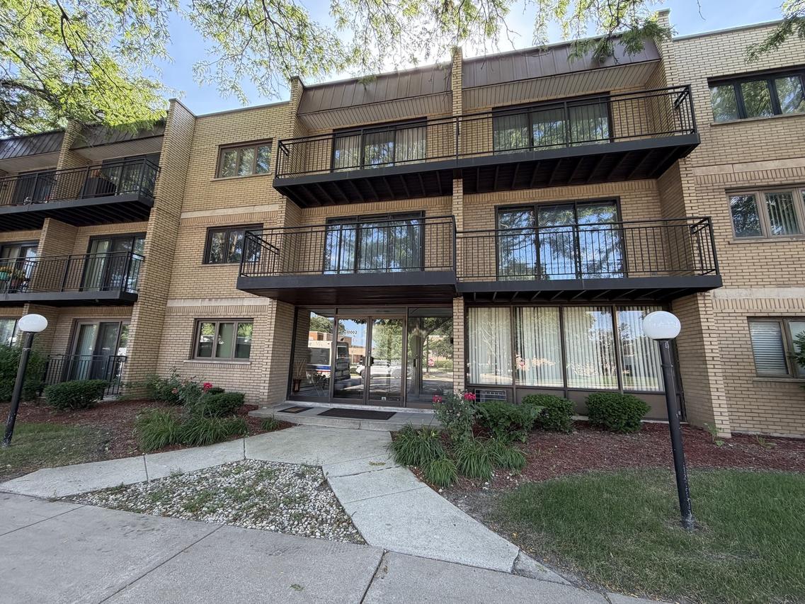 10002 S Pulaski Rd. #207, Oak Lawn, IL 60453