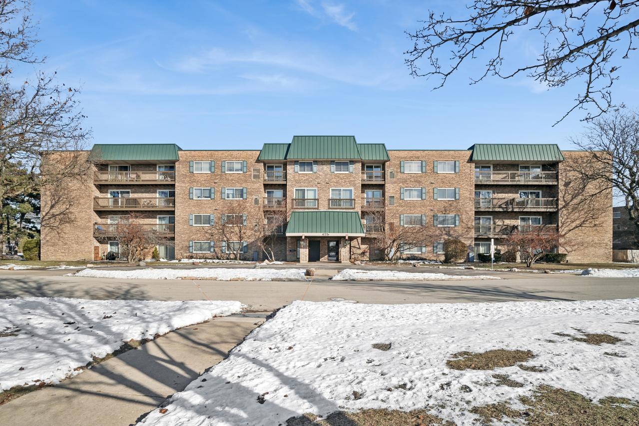 675 Grove Ter. #208, Elk Grove Village, IL 60007