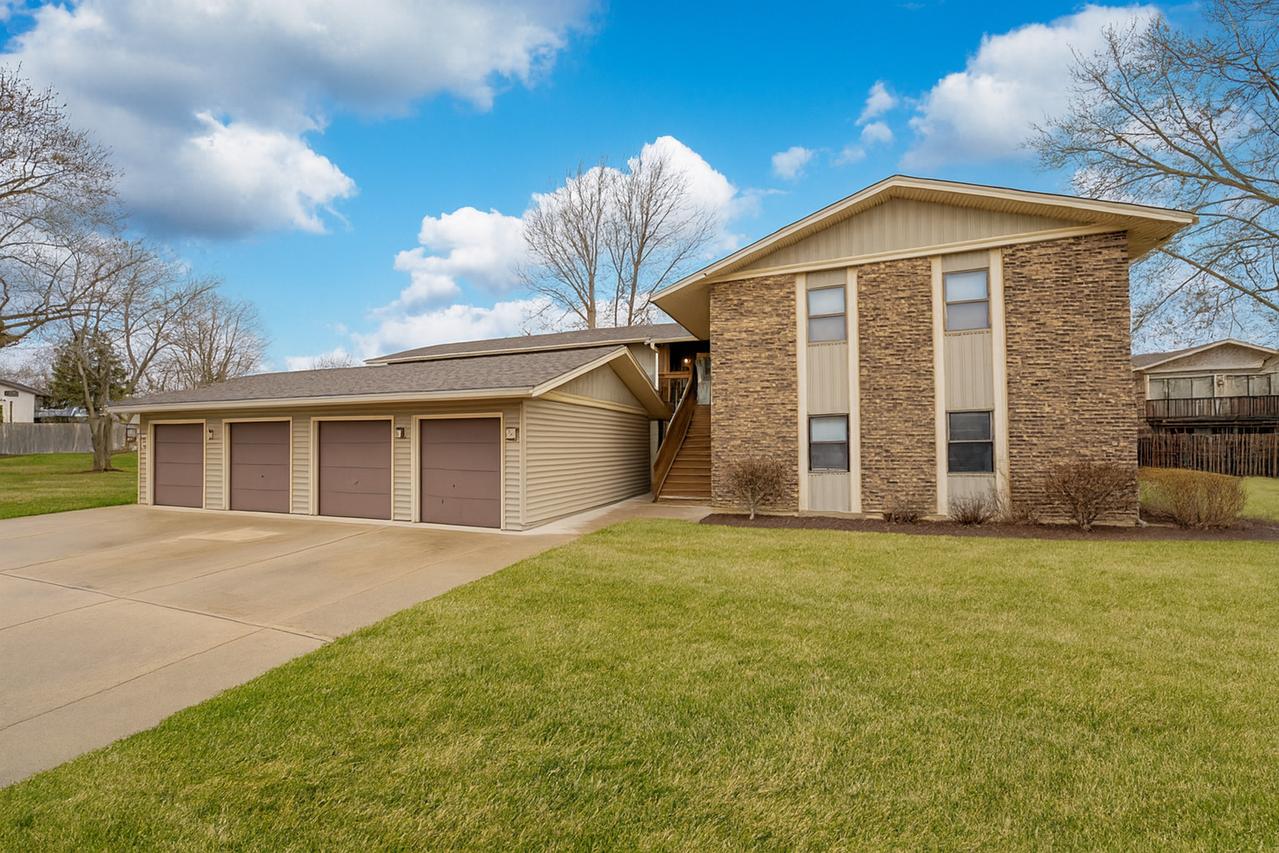 5850 Fresno Ct. #A, Hanover Park, IL 60133