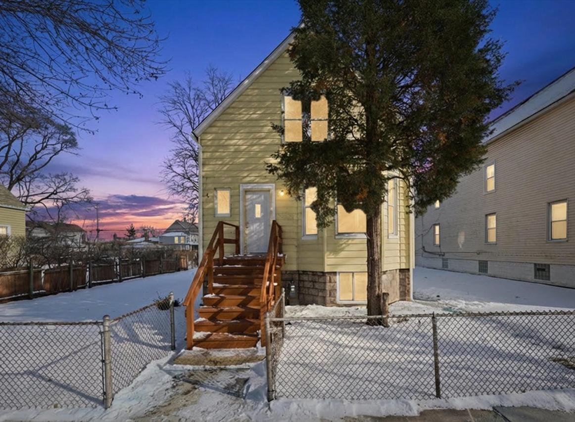 10451 S Hoxie Ave., Chicago, IL 60617
