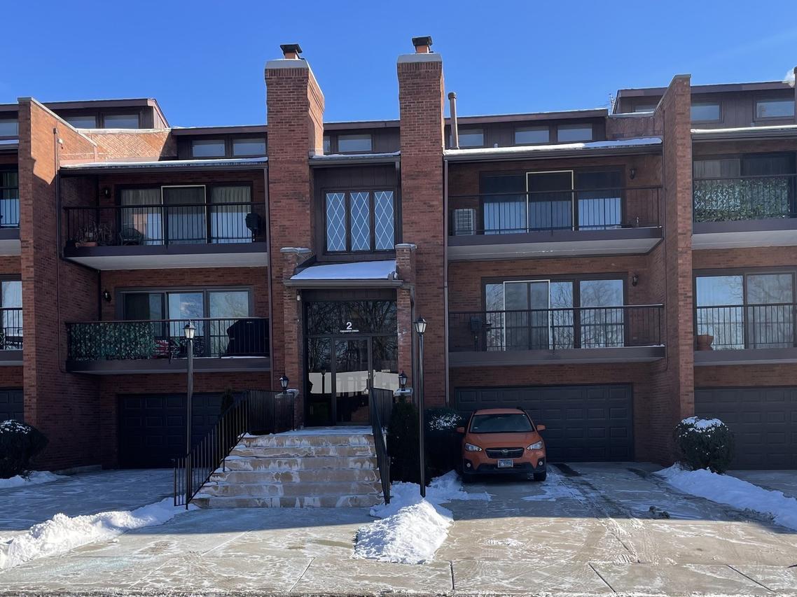 2 Cinnamon Creek Dr. #2S, Palos Hills, IL 60465