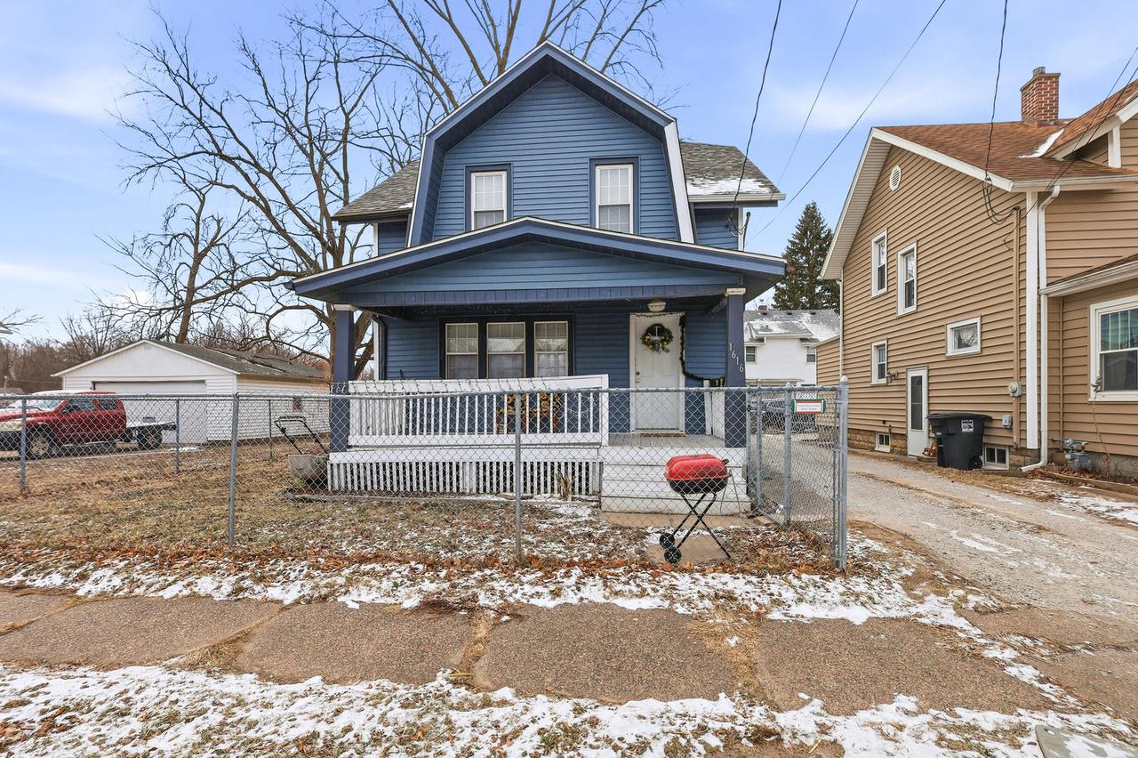 1616 25th Ave., Moline, IL 61265