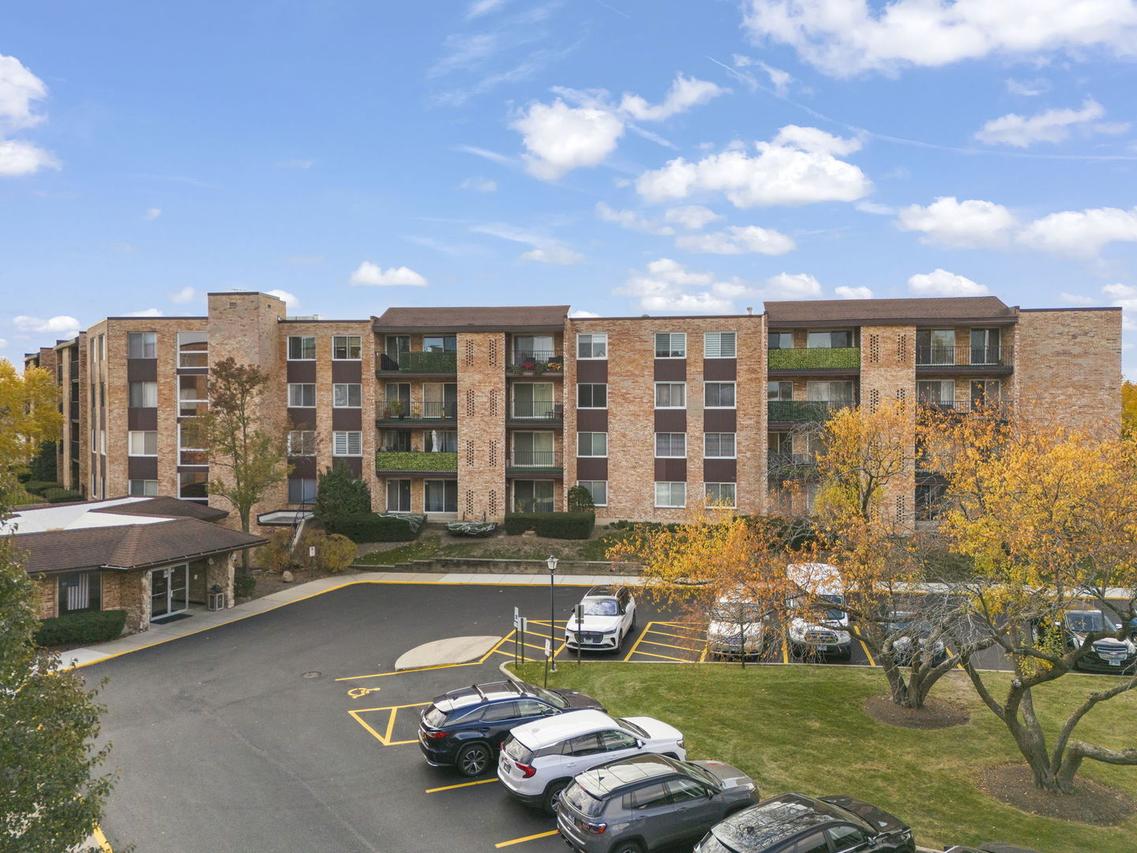 1101 S Hunt Club Dr. #414, Mount Prospect, IL 60056