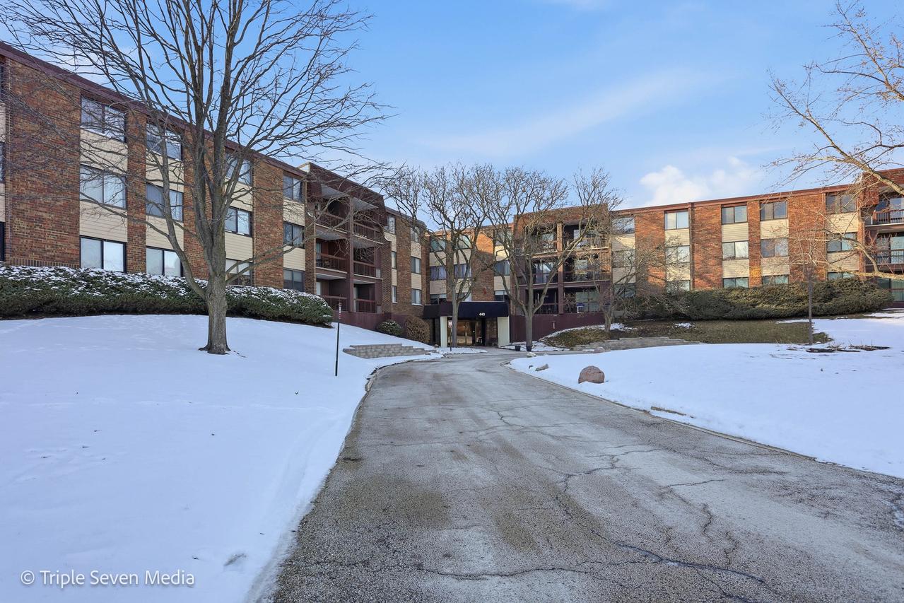 440 Raintree Ct. #1G, Glen Ellyn, IL 60137