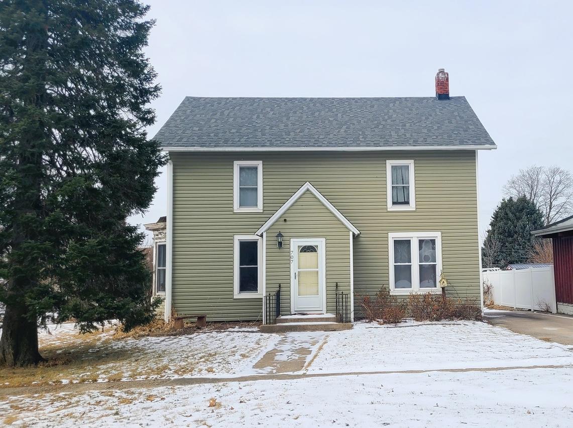 707 Douglas Ave., Ashton, IL 61006